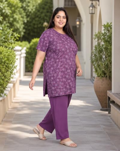 Image of In Love Women's All-Over Printed Cotton Plus Size Longline T-Shirt with Pockets
