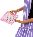 Barbie Fashionistas Poupée #245, Autistique Barbie Robe à rayures violettes avec accessoires comme Fidget Spinner, Tablette et Casques