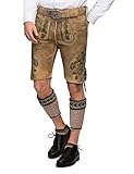 kurze lederhose 56 Diese kurze Lederhose ist ein Modell der neuen Stockerpoint-Kollektion und zeigt einen ganz besonderen Stil, der Tradition mit Moderne verbindet. Das weiche Leder in einem hellen Braunton harmoniert perfekt mit den farblichen Kontrasten in den Stickereien und seitlichen Bändern. Maskulin und modern ist der breite Gürtel, der mit einer massiven Schließe in Antik-Silber Ihren individuellen Stil perfekt unterstreicht. Zwei seitliche Taschen, eine kleine Tasche seitlich am Bein sowie die Weitenregulierung im Rückteil sind praktische Extras, die an einer Lederhose nicht fehlen dürfen. Eine Hose, die sowohl elegant mit Hemd und Janker wie auch leger mit Shirt und Sneakern funktioniert und immer ein Hingucker ist.