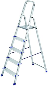 scala a gradini in legno per l'esposizione