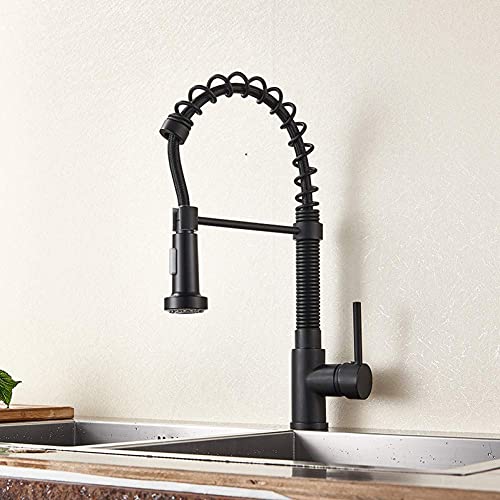 Nettoyer un grand évier facilement avec le robinet noir rotatif 360