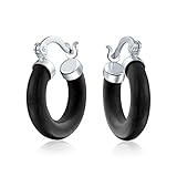 Verlockende und zeitlos, Sie lieben unsere 1.1In, Sterling Silber Creolen jedes Ensemble zu verbessern. Mit gefärbten schwarzen Onyx, diese Ohrringe sind ein großes Geschenk.