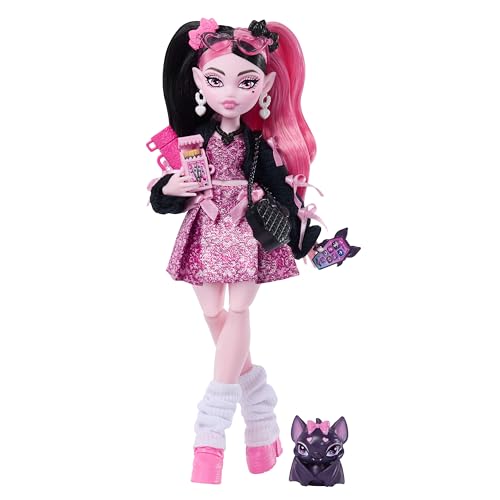 Monster High Draculaura Boneca com vestido rosa com laço e cardigã preto, morcego animal de estimação Count Fabulous e 7 acessórios, como Ramen, batom e bolsa, JHK29