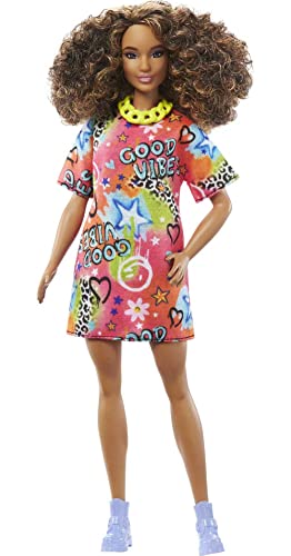 Barbie Fashionista con Vestido Good Vibes Muñeca Morena con Pelo Rizado y Accesorios de Moda, Juguete +3 años (Mattel HPF77)
