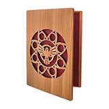 Design artistique : carte fabriquée en bois naturel avec une élégante sculpture laser représentant la colombe du Saint-Esprit entourée de motif décoratif géométrique