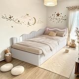 【Lumière LED Dynamique】Ce lit intègre une bande lumineuse LED, créant une ambiance chaleureuse propice à la détente. Grâce à une télécommande, vous avez la liberté de personnaliser la teinte de la lumière pour correspondre à vos humeurs ou à vos activités nocturnes. Que vous soyez plongé dans un bon livre ou que vous regardiez votre série télévisée préférée, notre éclairage LED renforce votre expérience.