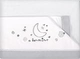 Se compone de 1 sábana encimera + 1 funda de almohada + 1 sábana bajera para cuna de 60x120 cm