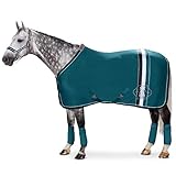 Ein echter Allrounder! Eine funktionelle Abschwitzdecke aus atmungsaktivem und elastischen Jersey Material. Auf der glatten Oberseite verfängt sich weniger Stroh und Späne, während die angeraute Innenseite für optimalen Feuchtigkeitstransport sorgt. Die