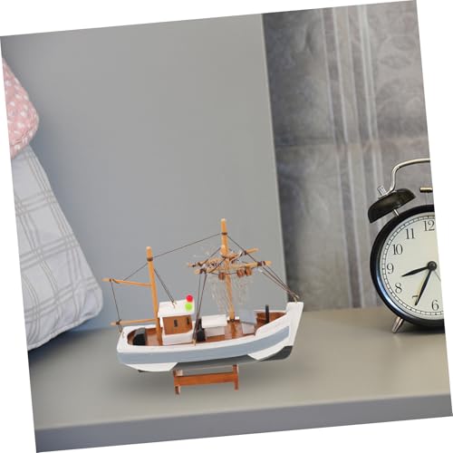 Barco de vela de madera para decorar un salón costero con un ambiente versátil y luminoso 7