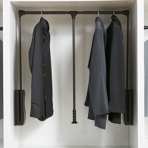 Tringle de penderie gain de place pour aménager un petit dressing de chambre moderne et ordonné