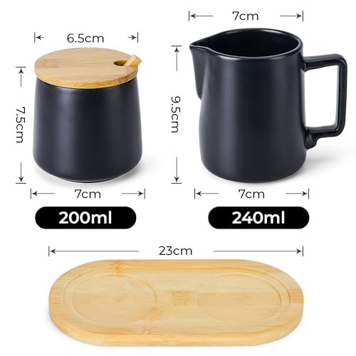 MIAMIO - Milch und Zucker Set mit Deckel und Löffel/Keramik Milchkännchen mit Holz Tablett - Mikrowellen- und Spülmaschinenfest (Schwarz)