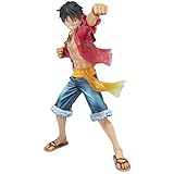 También puedes posar Luffy con su sombrero de paja de firma en o alrededor de su cuello.