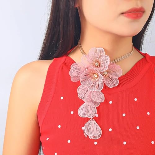 Collier de fleurs exagéré de mariage pour sublimer instantanément un décolleté trop simple