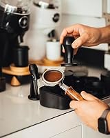 Normcore Kaffee Tamper mit Base Ripple 58.5mm - Titan-PVD-Beschichtung - Barista Stempel mit 15lb / 25lb /30lbs Anpressdruck - Aluminiumgriff Matte (Durchmesser Ø 58,5mm) – Ansicht 2