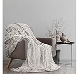 tagesdecke fell grau GENUG PLATZ FÜR ZWEI - die ideale Decke für romantische Abende zu zweit: unsere Kuscheldecke bietet mit einem Maß von 150 x 200 cm genug Platz für zwei Personen. Ob auf dem Sofa oder im Bett, die großzügige Größe ermöglicht es Ihnen, sich vollständig einzukuscheln und es sich richtig gemütlich zu machen.