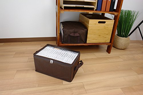 布のような不織布素材のソフトケースも、段ボールと同様、触り心地がよくてオススメです。

遠くからでも中身が確認しやすい広めの透明窓があり、ダブルファスナーで開閉可能。DVDは20枚収納できます。子供でも扱いやすく、持ち運びも楽ですね。