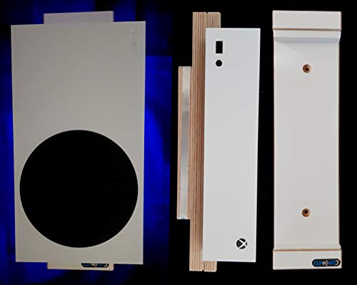 Die Wandhalterung für Deine XBOX Serie S mit Distanzplatte für eine LED-Beleuchtung. Die XBOX wird dabei nur in die voreingestellt Halterung geklemmt Cover