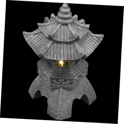 Lanterne japonaise en pierre pour illuminer une pelouse et créer un coin de fraîcheur nocturne