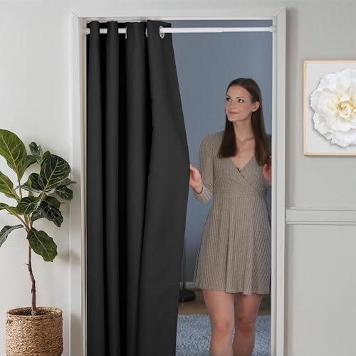 tinycurtains, Thermo Türvorhang mit Teleskopstange, einfache Montage in nur 1 Minute ohne Bohren (Türgardine schwarz H210 x B150 cm + Stange weiß B55-90 cm)