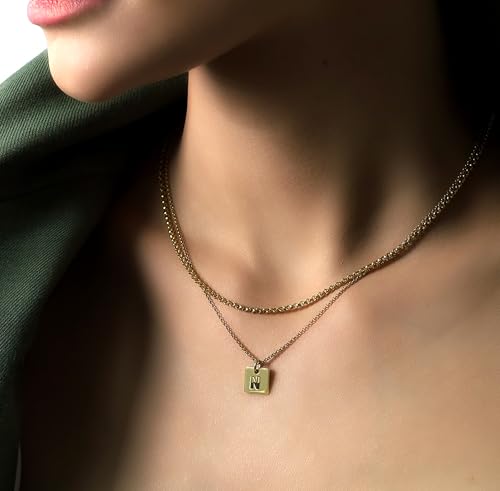 Collier chaîne en or pendentif carré lettre N gravée monogramme