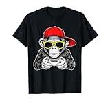 code monkey island 2 Ce t-shirt cool singe montre votre amour pour le jeu et l'humour. Portant une casquette rouge et des nuances jaunes tout en tenant une manette, il est parfait pour les joueurs qui aiment les jeux vidéo et l'art amusant. Idéal pour les joueurs sur console ou PC qui aiment se démarquer avec style.