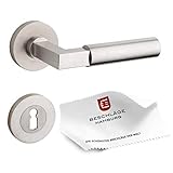 ✓ MATERIAL & FUNKTION: Massives, hochwertig veredeltes Messing, matt vernickelt, unsichtbar verschraubte Rosettengarnitur, extrem robust und langlebig. Die integr. Feder der kreisförmigen Rosette mit Buntbart Schlüsselloch unterstützt das Schloss.