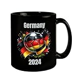 Fußball Deutschland Flagge Tasse in Schwarz Sportbegeistert 2024 Ball Design in Rot Gold Ideal für Fußballfans