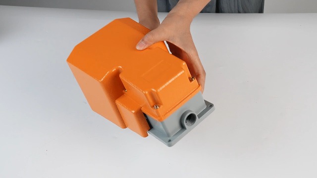 Produktbild von LT-6H Fußpedalschalter – Aluminiumlegierung, 250 V, 10 A, ölbeständig, Mit Schutzabdeckung, Für Werkzeugmaschinen & Pressen