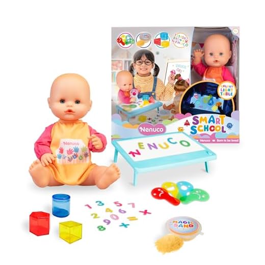 NENUCO Smart School, Muñeco Bebé de 35 cm y Cuerpo Duro con Babi de Colegio, Incluye Mesa de Luz Multicolor y Accesorios Translúcidos, Cole Sensorial para Jugar en Casa, +3 Años, Famosa (NFN97000)
