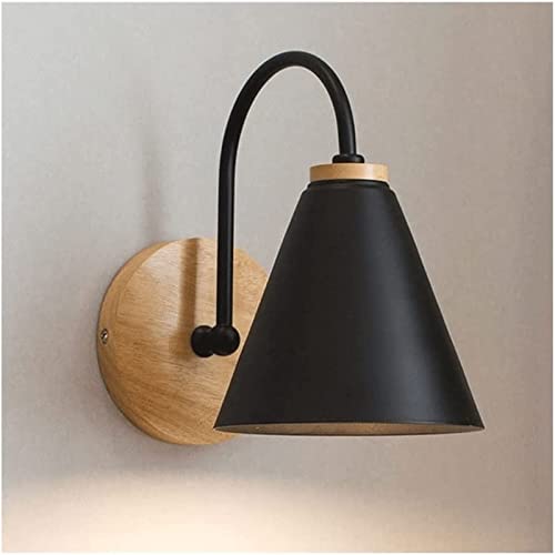 Lampe murale en bois blanc pour éclairer un couloir sombre et habiller le mur