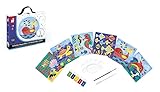 Coffret de 6 aquarelles magiques à peindre (poissons, baleine, tortues, hippocampes, dauphins). La peinture n’adhère pas sur les tracés imprimés de sorte que même si les couleurs débordent les illustrations apparaissent comme par magie ! Vendu dans u...
