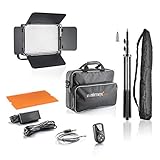 walimex daylight 1000 Mit einer Leistungsaufnahme von 54 Watt holt die Walimex pro LED Niova 900 Plus Daylight das Maximum aus den Möglichkeiten heraus: 6.500 Lumen ergeben eine überzeugende Lichtstärke von 8.780 Lux/1m, 2230 Lux/2m bzw. 1040 Lux/3m. Und das flimmerfrei, was besonders bei Highspeed-Filmarbeiten (Slow Motion) eine große Rolle spielt. Die Farbtemperatur von 5.600 Kelvin kann per oranger Diffusorscheibe (enthalten) auf ca. 3.200 K gebracht werden. Zusätzlich liegt eine weiße Diffusorscheibe bei.