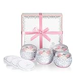 4 x Duftkerzen in einer Dose, verpackt in einer Premium-Geschenk-Box, gebunden mit einem luxuriösen Band, ein perfektes Geschenk für jede Frau zum Geburtstag, Jahrestag oder als aufmerksames Geschenk. Ein lustiges und verwöhnendes Geschenk für einen lieben Menschen, der ein wenig Verwöhnung verdient. Wunderschön verpackt, schön verarbeitet und mit schönem Duft. Das bringt uns zum Lächeln.