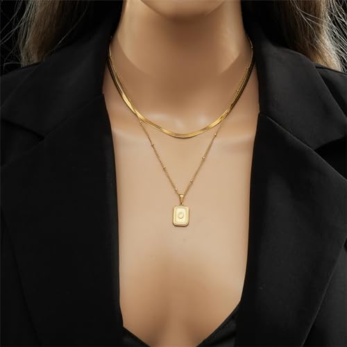 Collier carré géométrique pour sublimer votre robe de soirée dorée