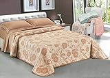 Florencia: maxi manta jacquard de doble cara.Un motivo floral para alegrar tus noches frías con un toque de la eterna primavera, un diseño clásico pero siempre agradable y acogedor.La manta de lana mezcla es creados gracias a la tela del telar jacquar diseño que permite que no se ha impreso y terminada en los lados con un borde de terciopelo de algodón. Tambie'n es reversible, luego puede utilizar a ambos lados sin problemas ni cambios en la fantasía y