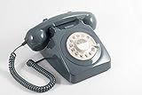 Traditionelles Wähltelefon und lockiges Kabel