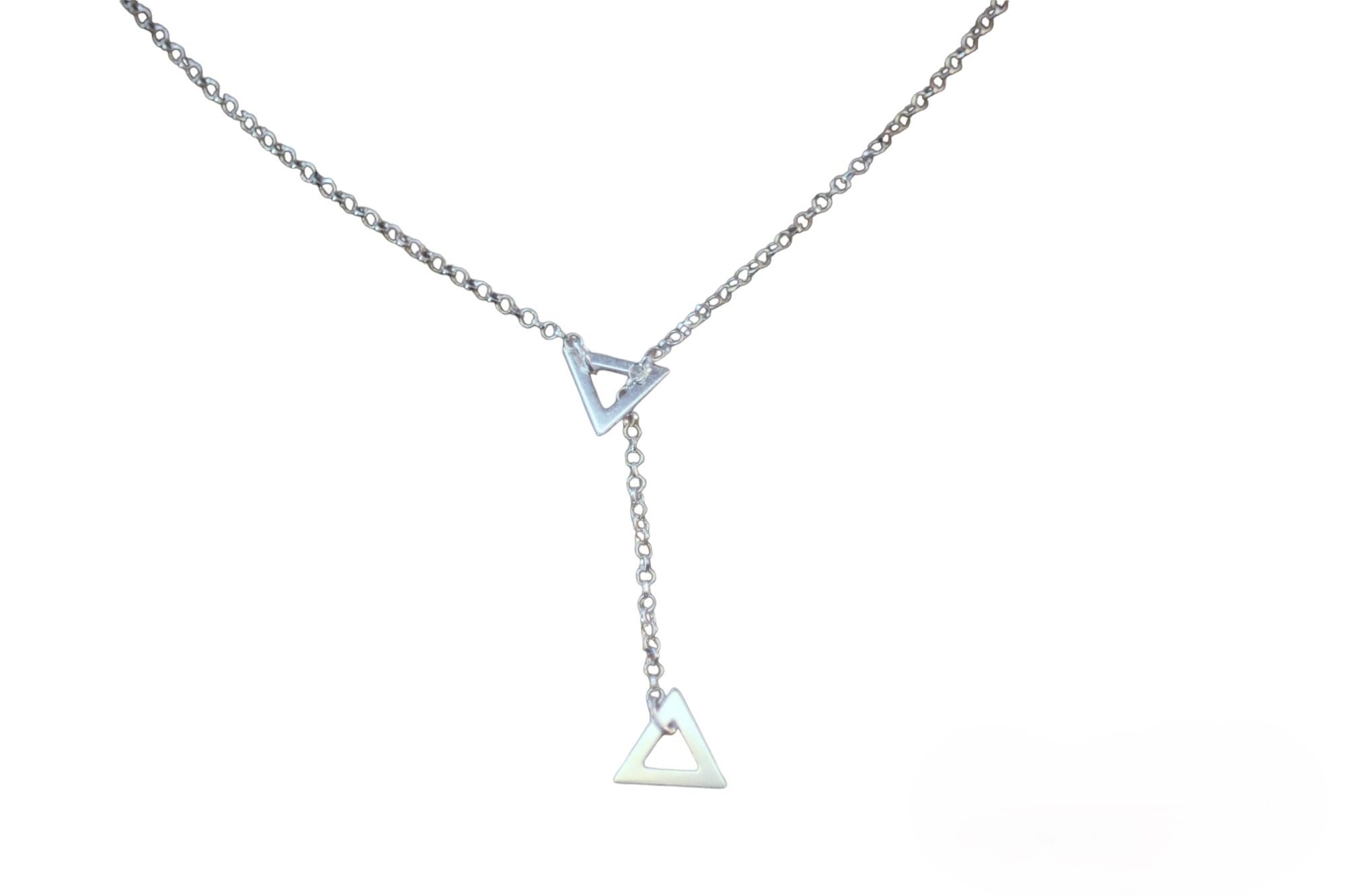Collier cravate en argent massif avec son pendentif triangle géométrique