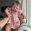 Muñeca durmiente con vestido rosa