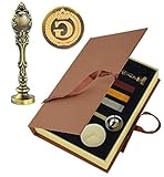 Pon un sello exclusivo con tu inicial en tus invitaciones de boda, para un estilo formal y creativo. El sencillo método de estampar la cera caliente con un sello decorativo demuestra el detallismo del escritor y su consideración por el destinatario. También añade un toque personal al arte de escribir cartas.