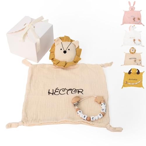 NUBEBI Doudou Bebé Personalizado con Nombre Bordado + Chupetero Madera | Algodón Orgánico 26x26 cm | Apto para Recién Nacidos, Hipoalergénico y Lavable | Regalo Bebé Personalizado Ideal (LEÓN)