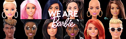 Barbie Fashionista Muñeca rubia con camiseta rock, falda de guepardo y accesorios de moda (Mattel GRB47)