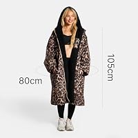 OHS Regenponcho Erwachsene, wasserdichter Oversize Umkleidemantel mit Kapuze und Taschen, Fleece-Futter und langen Ärmeln für Strand, Surfen und Entspannen – Leopardenmuster, L/XL – Ansicht 7
