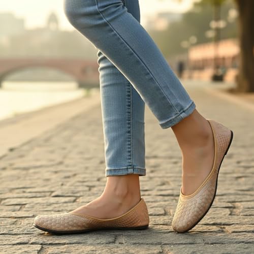 Image of DFR Women Embroidered Mojari Juttis