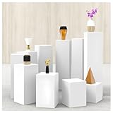 Diseño de pedestal cuadrado: Los pedestales para exhibición adoptan un estilo simple y moderno, con una apariencia refinada y hermosa, ¡perfectos para cualquier evento! Se pueden combinar con diversos entornos comerciales y ocasiones de exhibición para realzar la belleza general.