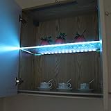Das Licht wird über das Glas und den Schrank auf und ab scheinen.
