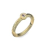 Der Gelbgold Ring (585 entspricht 14 Kt (Karat), 750 entspricht 18 Kt (Karat)) ist ein warmes gelb/golden glänzendes Edelmetall. Goldschmuck ist eine modische Legierung, die Wärme ausstrahlt. Gelbgold Ringe (oft auch Goldringe genannt) sind sehr modern, zugleich aber zeitlos. Gelbgoldringe passen gut in Kombination mit einem Peridot, einem grünen oder einem pinken Turmalin, einem Blautopas, einem Smaragd und/oder einem Brillant (Brilliant). Ein Gelbgoldring (oft auch Goldring genannt) Ring ist