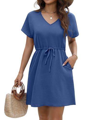 Vestido de playa con bolsillos para mujer que busca cubrirse del sol con elegancia azul marino