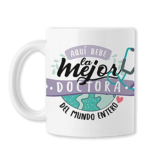 BAOBAB REGALOS Médica Taza original de café para regalar a trabajadora sanitaria con frase y dibujo, ideal desayuno. Cerámica blanca - Aquí bebe la mejor Doctora del mundo entero BAOBAB REGALOS Médica Taza original de café para regalar a trabajadora sanitaria con frase y dibujo, ideal desayuno. Cerámica blanca - Aquí bebe la mejor Doctora del mundo entero