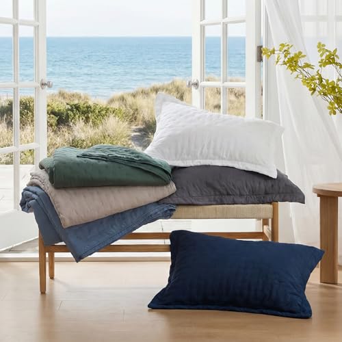 Image of Bedsure Twin Quilt - Ultra Soft Twin XL Quilt Bedding for Dorm Decor, Lightweight All-Season Comforter, Bright White Bedspread Coverlet with Clover Pattern, 68 x 86 Inches | Stitch-Free Quilting, Ultra Soft, Lightweight, Machine Washable, Pet-Friendly