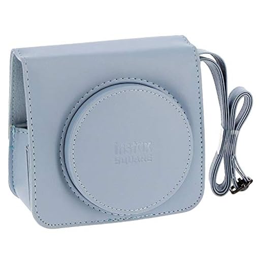 instax SQ1 - Funda para cámara de fotos, color azul | Ya disponible en tu tienda friki favorita! En mundofriki.es! instax SQ1 - Funda para cámara de fotos, color azul | Ya disponible en tu tienda friki favorita! En mundofriki.es!